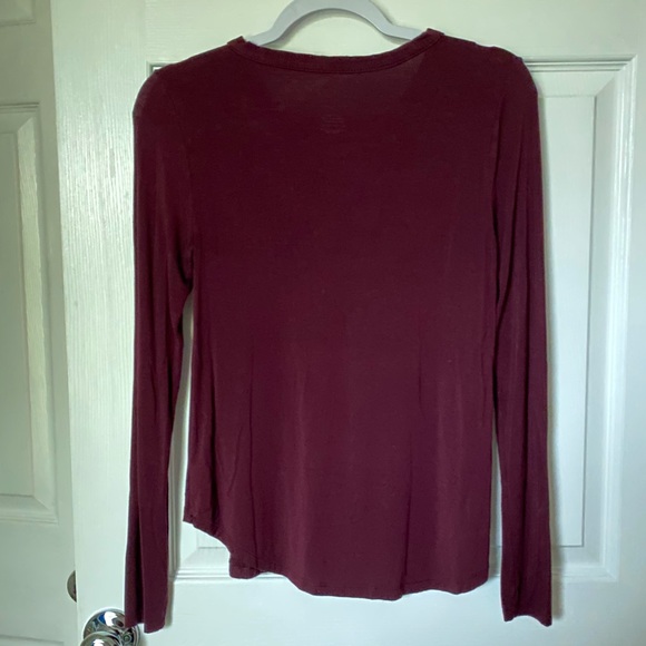 American Eagle burgundy v-neck long sleeve top - Picture 5 of 5